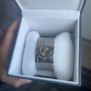 Gucci watch YA112401 72 BRN STUBANGLE. Very good condition.